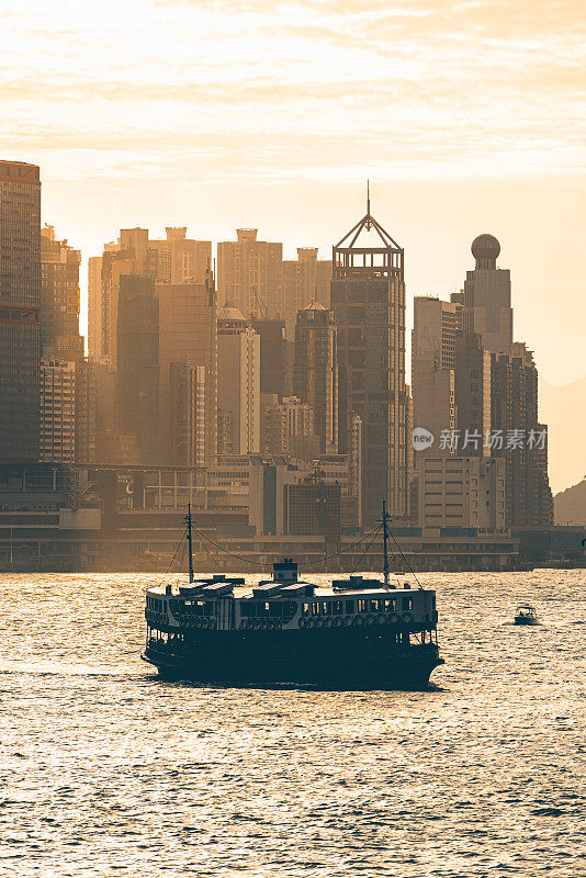 日落时分，天星小轮客轮在香港维多利亚港