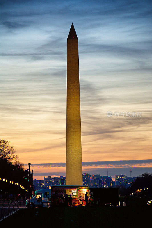华盛顿黄昏纪念碑，食品卡车照明，戏剧性的天空，华盛顿特区，美国