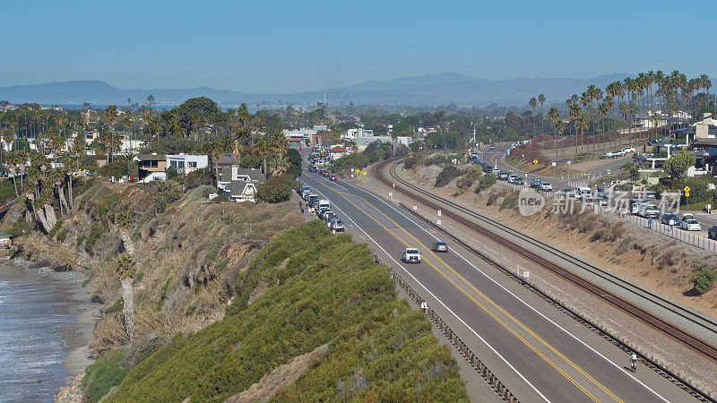 无人机拍摄的加州恩西尼塔斯101号公路