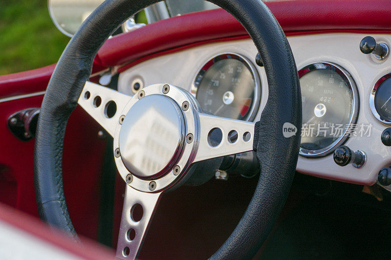 古董车的仪表盘和方向盘
