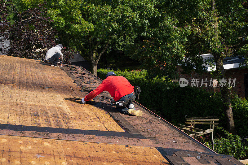 屋顶工人正在安装新的屋顶