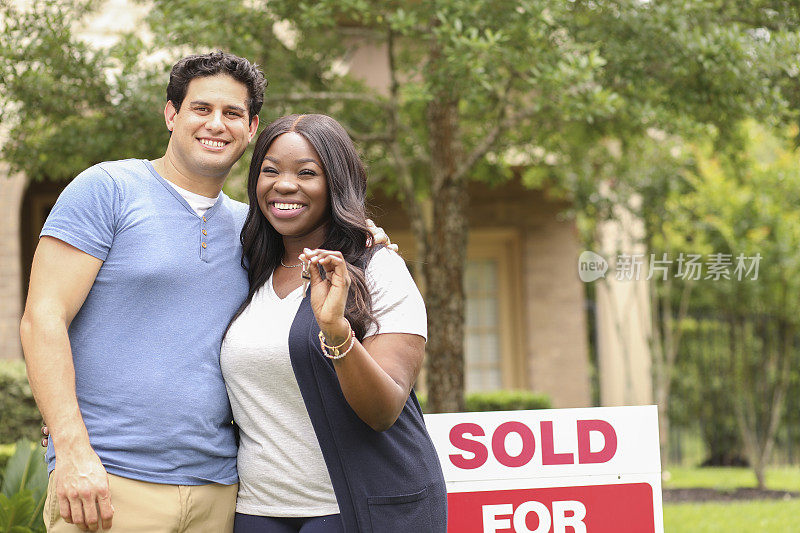 兴奋的年轻夫妇买房子。