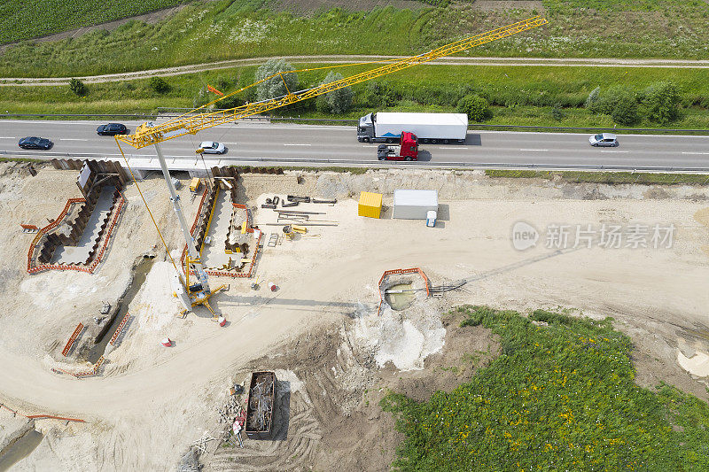 正在建设的桥梁和公路鸟瞰图