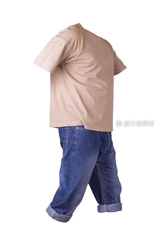 牛仔深蓝短裤和t恤孤立的白色背景。