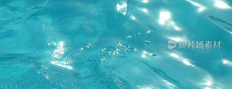 水表面纹理。水下的背景。波纹模糊的水纹理。