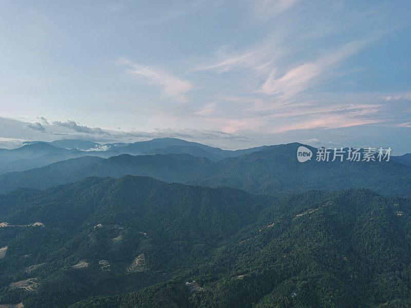 白天无人机视角吉隆坡热带雨林与晴朗的天空