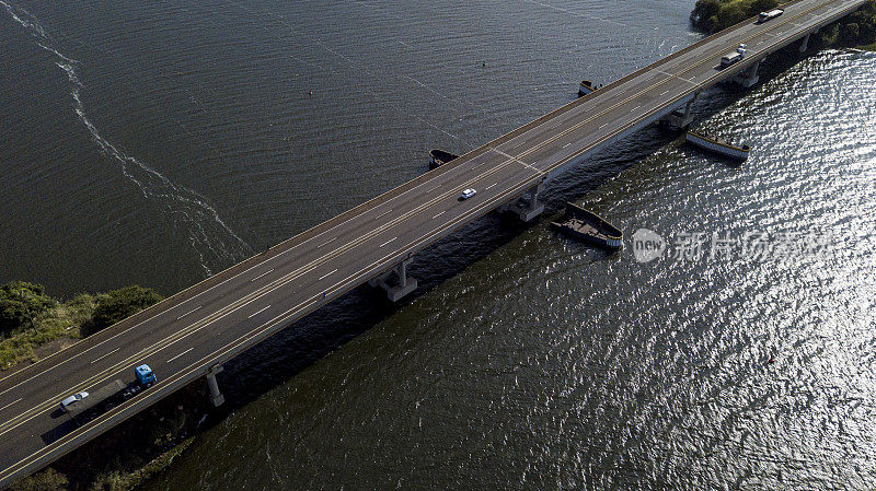 大桥横跨宽阔的河流