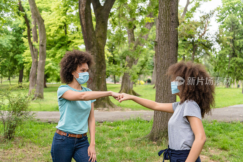 病毒爆发时，非洲母女用拳头打招呼，而不是握手。