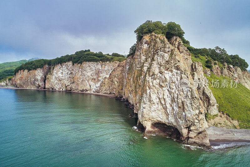 阿瓦查湾的岩石海岸