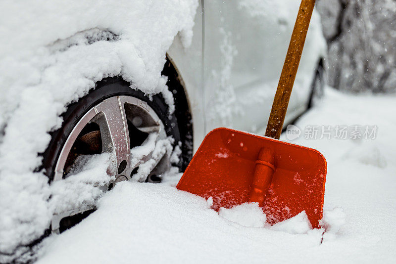 冬季轮胎。细节汽车轮胎在冬天的道路上覆盖着雪。