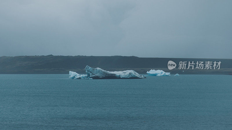 冰山被冰岛Jokulsarlon冰川泻湖冰冷的海水包围的壮观景象