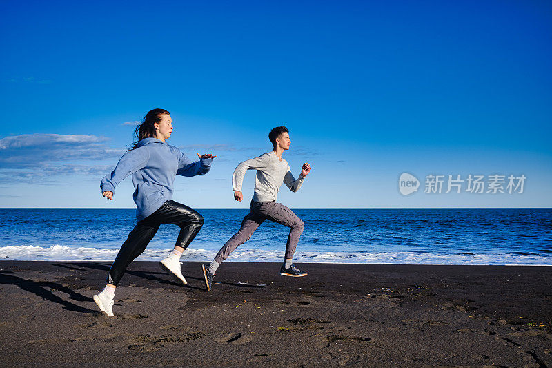 几个在太平洋上慢跑的少年