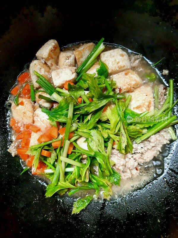 芹菜炒豆腐，肉末。