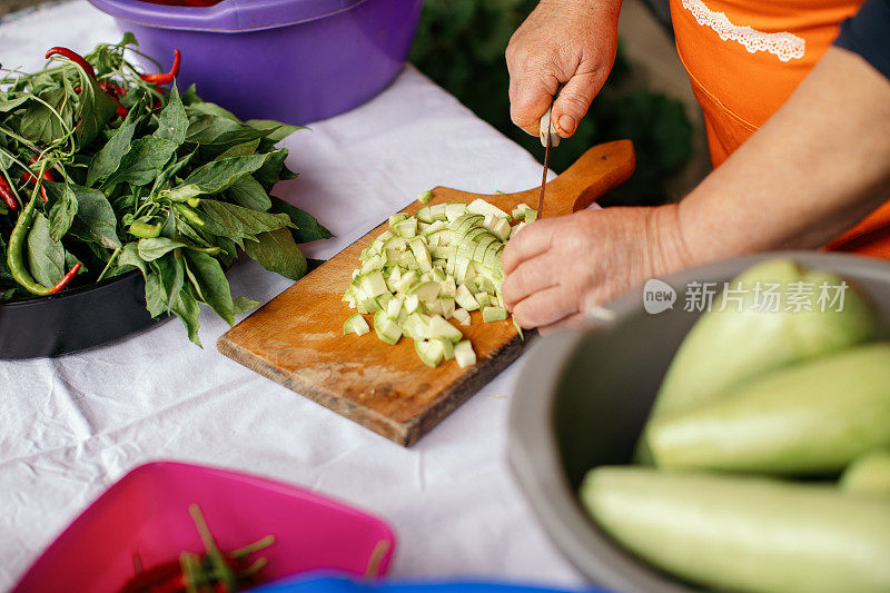 用混合蔬菜制作沙拉