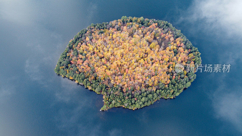 鸟瞰秋天森林里美丽的湖与五颜六色的树。