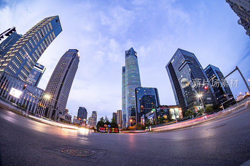 车灯在城市的夜景中飞驰