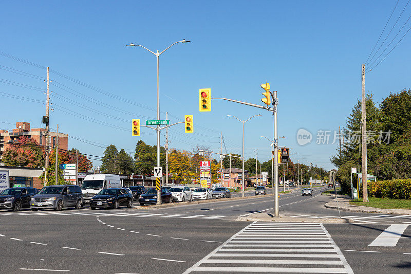 加拿大渥太华的十字路口，有红绿灯、人行横道和路上的汽车。