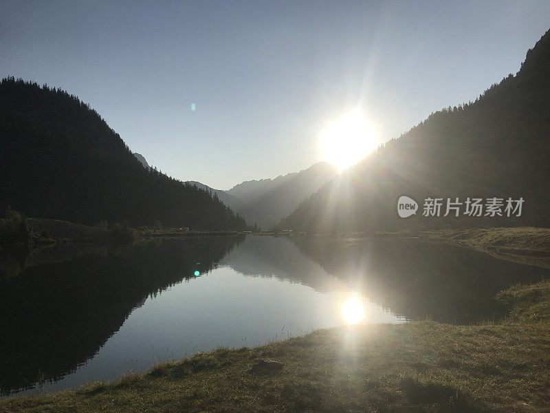 日出时的高山湖