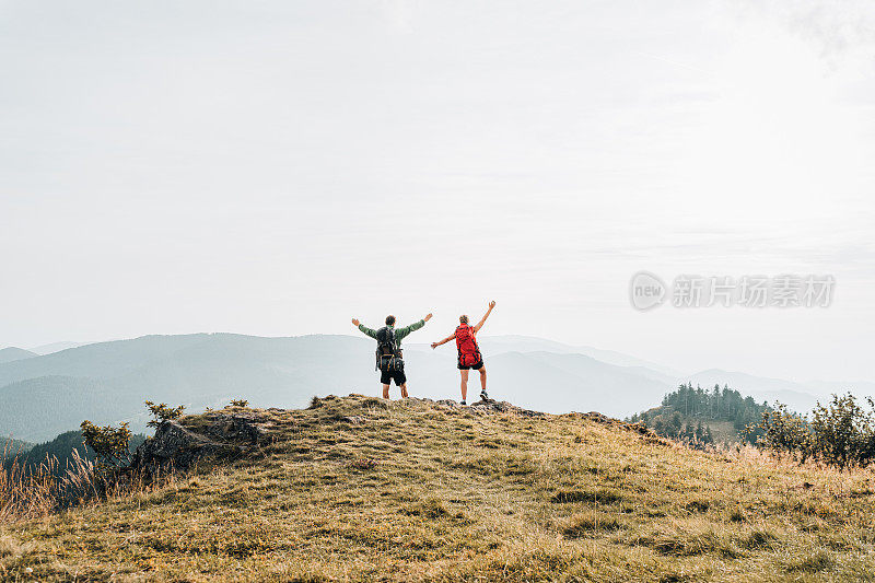 徒步旅行的朋友在山脊上放松的观点