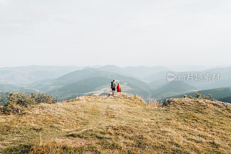 徒步旅行的朋友在山脊上放松的观点