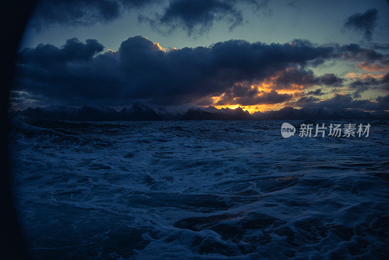 夕阳在波涛汹涌的海面上，带着一艘小船从开阔的大海上驶来