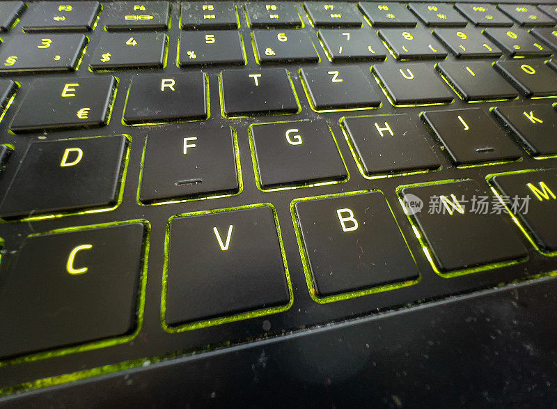 笔记本键盘上有绿黄色的光。