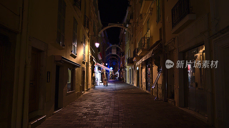 傍晚，摩纳哥公国的城市景观，在摩纳哥老城区，空荡荡的狭窄小巷和历史建筑。