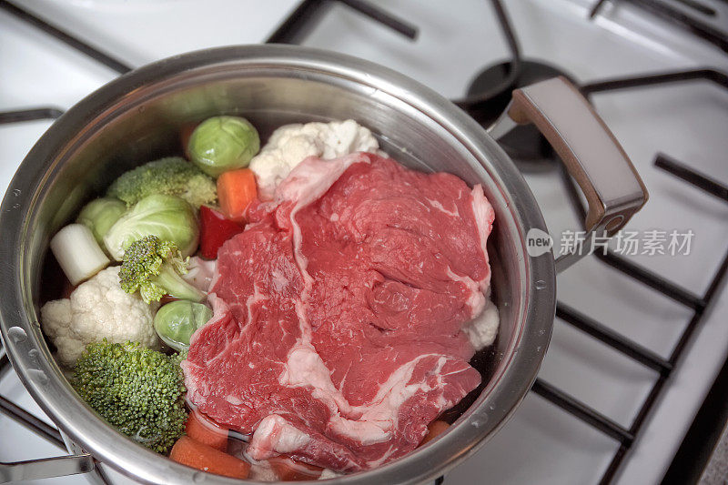将生的红肉和什锦蔬菜放入锅中