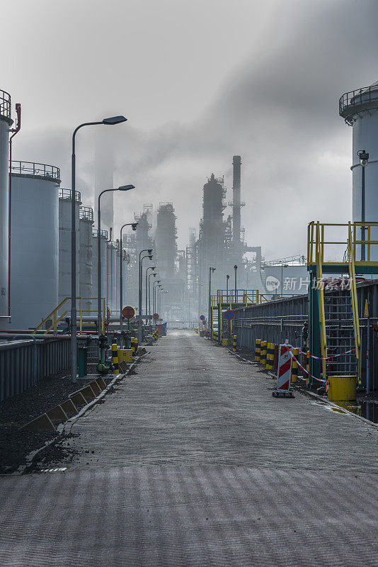在荷兰鹿特丹港附近的一排储油罐，在石化厂后面