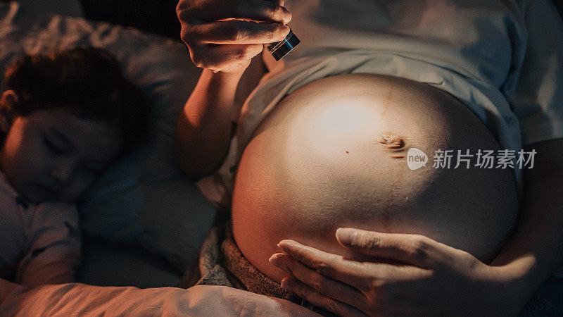 怀孕的女性在晚上很少睡觉的时候用手电筒或火炬照子宫。