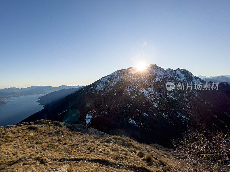 冬天从山顶俯瞰湖景