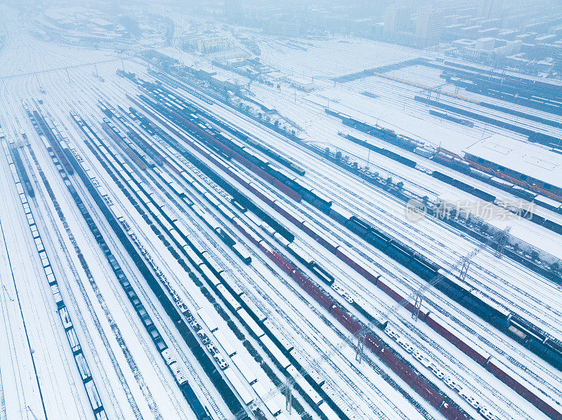 鸟瞰图:货运列车上覆盖着积雪