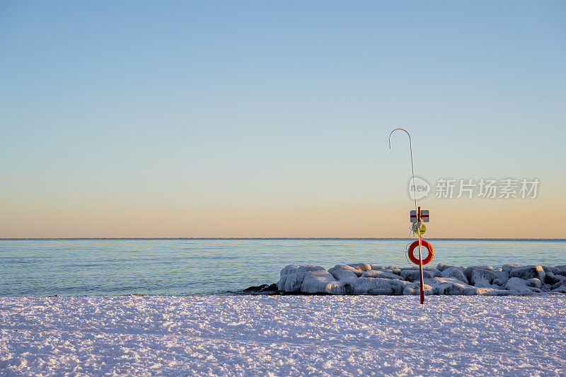 晴朗的日子里，空荡荡的海岸和冰雪覆盖的海洋里的码头