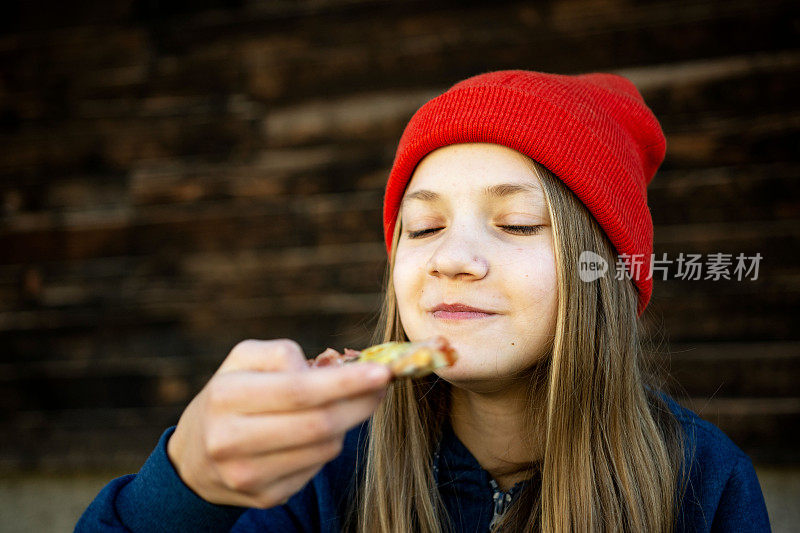 十几岁的女孩在户外吃披萨