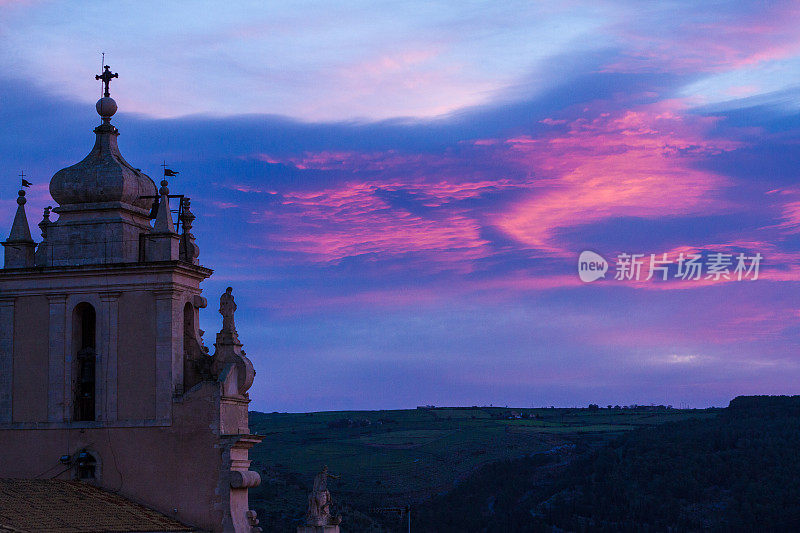 西西里岛，拉古萨伊布拉:圣乔治大教堂，粉红黄昏