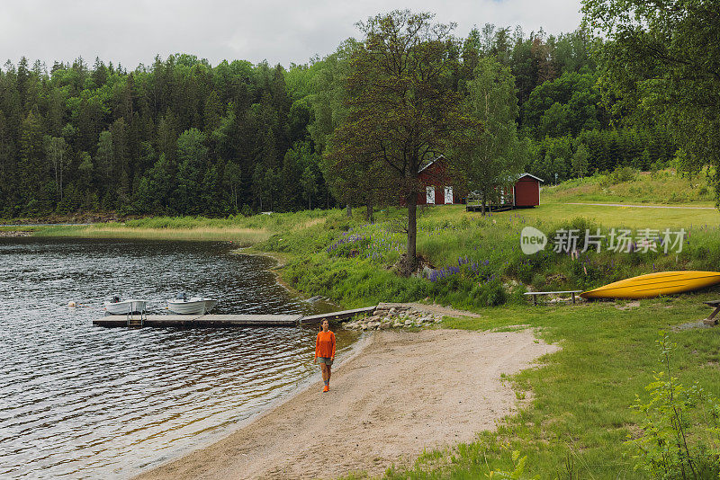 在瑞典的湖边，一位女性遇到了完美的夏日早晨