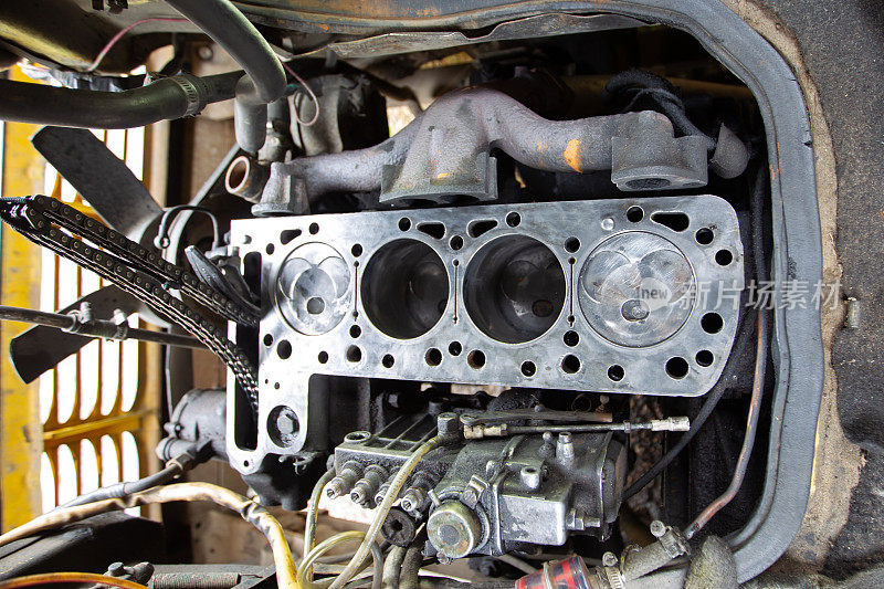 梅赛德斯柴油发动机维修。和修理奔驰车零件的技工在一起。拆卸旧引擎。