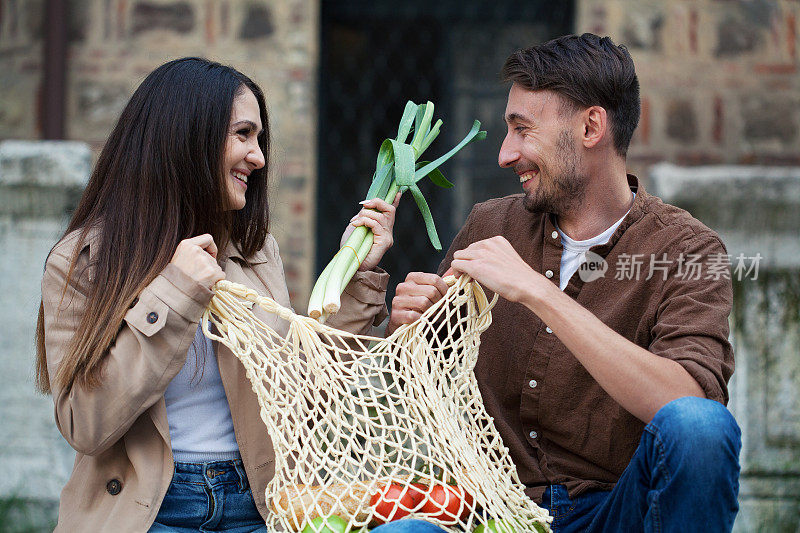 年轻的夫妇在做杂货