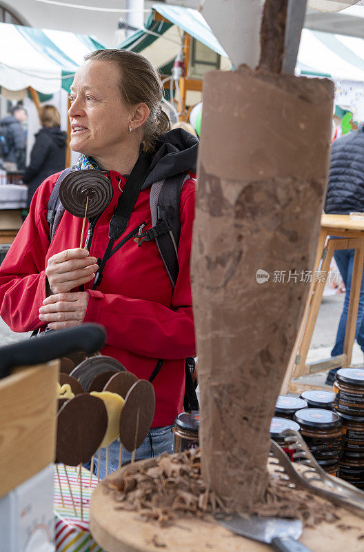 高级妇女和素食串在市场上的巧克力