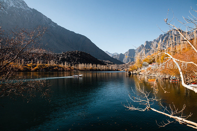 巴基斯坦喀喇昆仑山脉中的湖泊风景