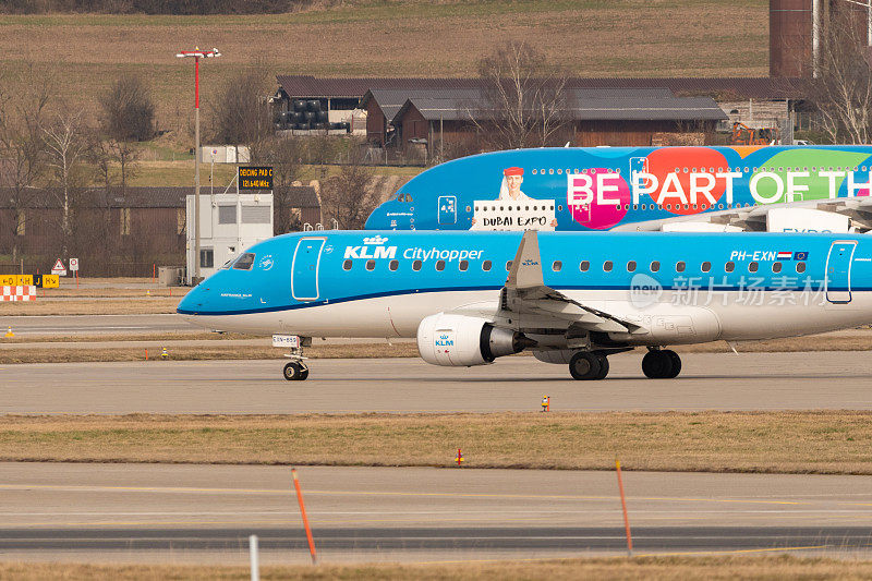 荷兰航空工业公司ERJ-175和阿联酋航空公司空客A380客机在瑞士苏黎世