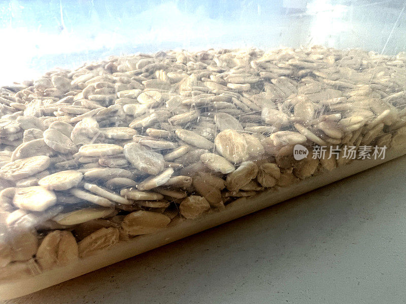 燕麦片装在一个经常使用的白色塑料盒子里。