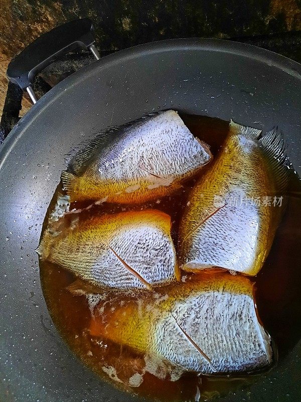 煎煮蛇皮丝瓜鱼的锅食准备。