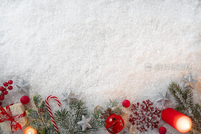 圣诞背景，冬天的雪和杉树与小玩意和c