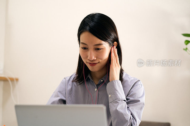 女性在线学习的特写