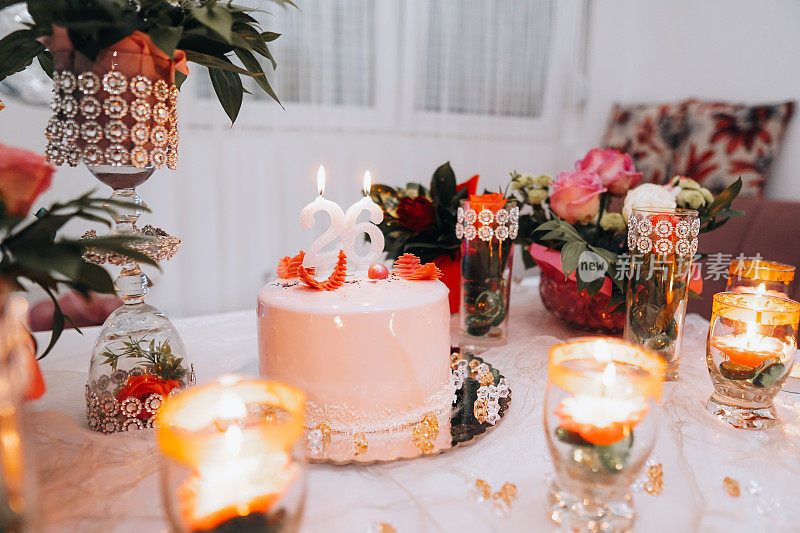 26岁生日蛋糕和蜡烛