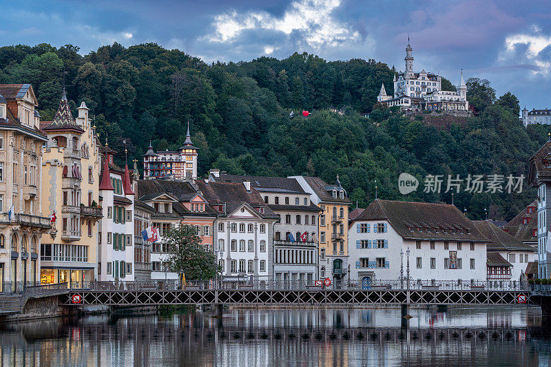 生机勃勃的日出在卢塞恩，瑞士的唐顿区和罗伊斯河