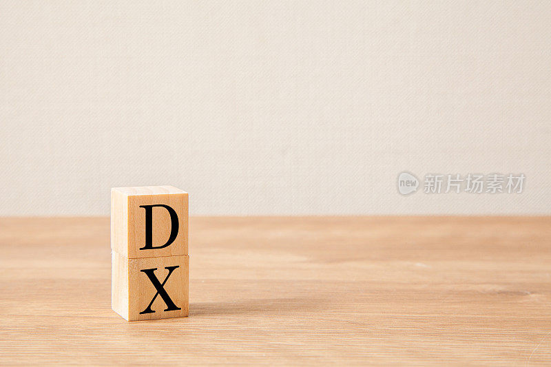 数字转换。DX。写在木块上的DX字母。