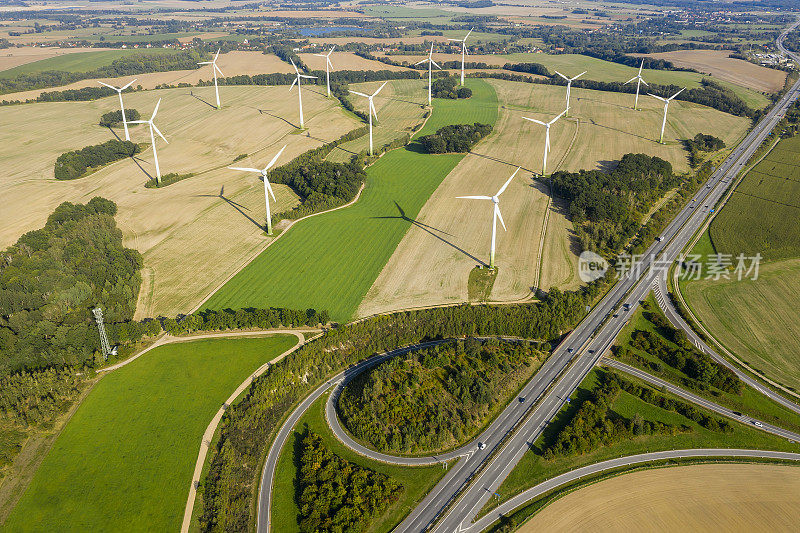 公路立交和风力涡轮机农场从上面看，绿色技术