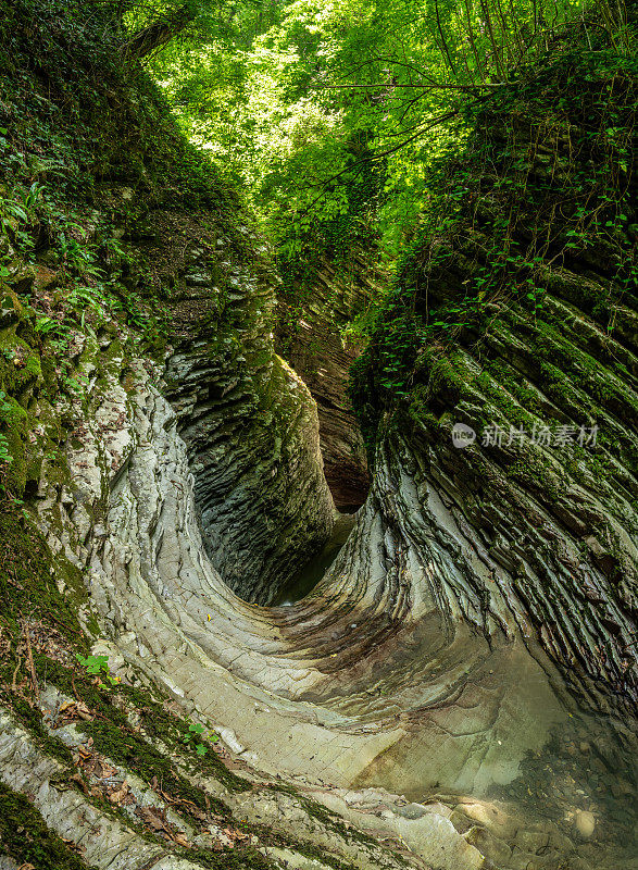 峡谷是由山里的水流形成的